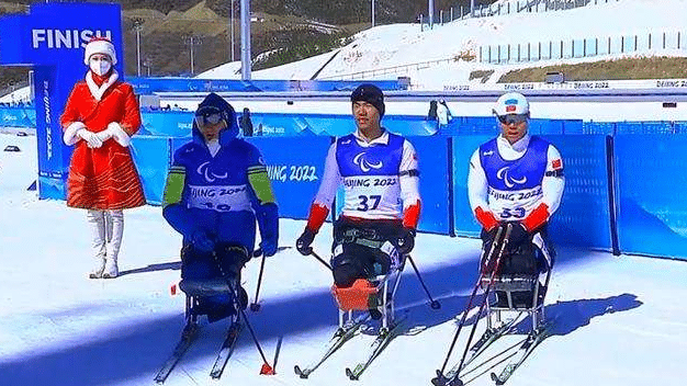 中国队首金！解读刘子旭，11岁遇车祸截肢，射箭转滑雪书写历史