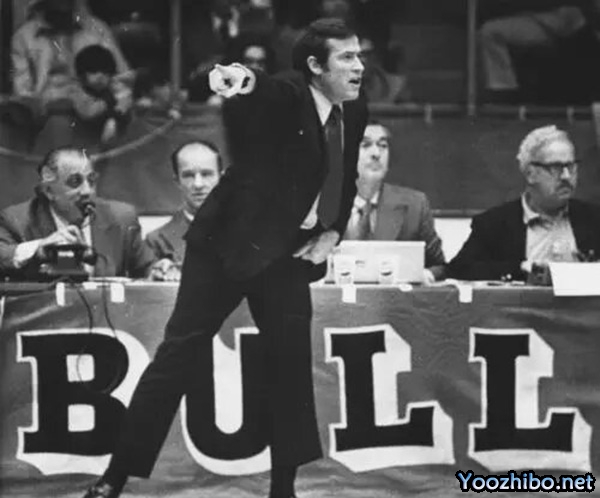 1970-71赛季,迪克-莫塔如何引领芝加哥<a href=/lanqiuzbb/bulls/ target=_blank class=infotextkey>公牛</a>队逆袭,揽获最佳教练殊荣