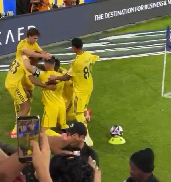 绝杀瞬间！<a href=/qiuxingzbb/zuqiuzbb/122.html target=_blank class=infotextkey>菲利克斯</a>给C罗戴上“胜利信物”，C罗跳舞回应嗨爆！